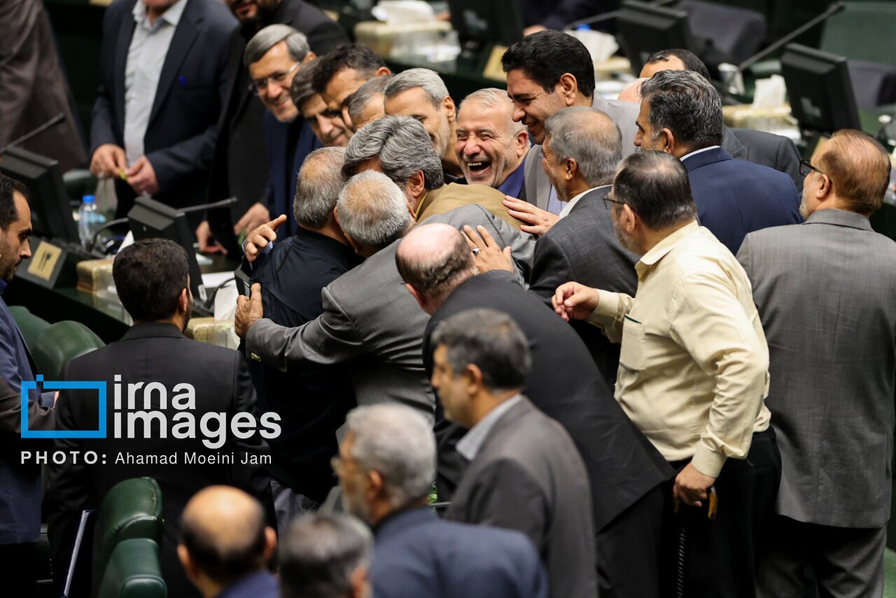 عکس جنجالی از صحن مجلس در یک روز مهم: کوچک‌زاده پزشکیان را در آغوش گرفت!