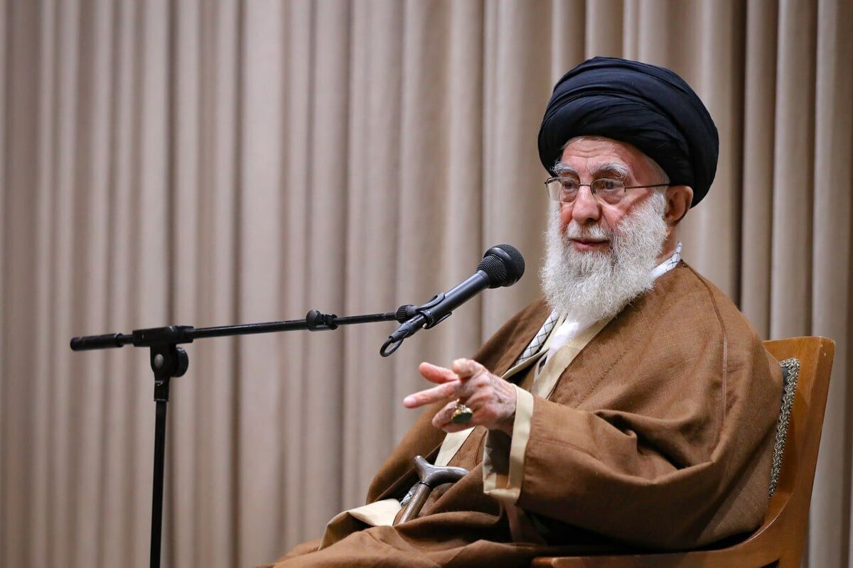 مقام معظم رهبری: جنایتکاران صهیونیست بدانند که بسیار کوچکتر از آنند که به ساخت مستحکم حزب‌الله لبنان صدمه‌ی مهمی وارد کنند/ بر همه‌ی مسلمانان فرض است که با امکانات خود در کنار مردم لبنان و حزب‌الله سرافراز بایستند