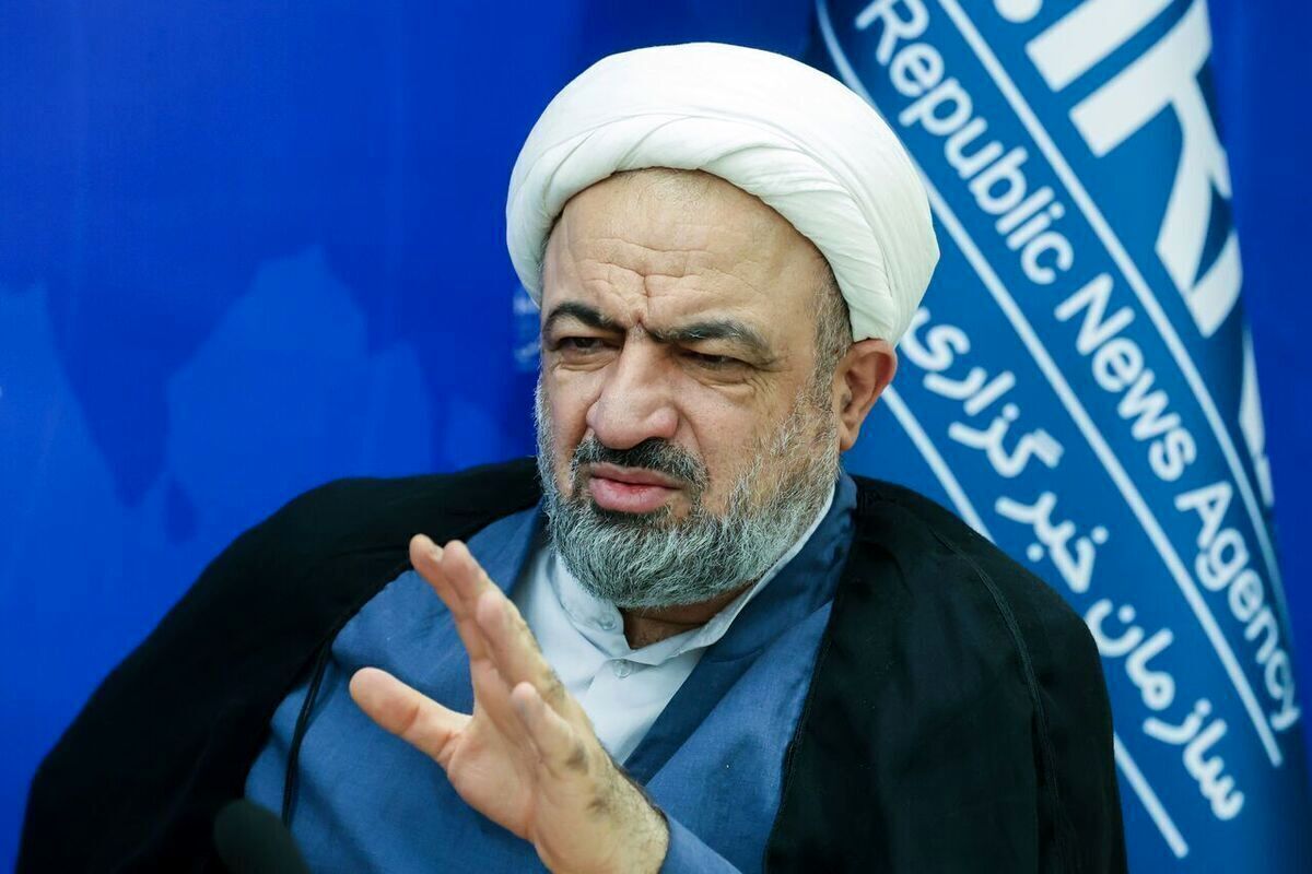 حمله دوباره رسایی به ظریف: آقایی که مسئولیتش غیرقانونی است در نشریات خارجی یادداشت می‌نویسد