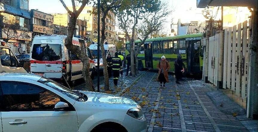 برخورد اتوبوس با ساختمان مسکونی در تهران +عکس