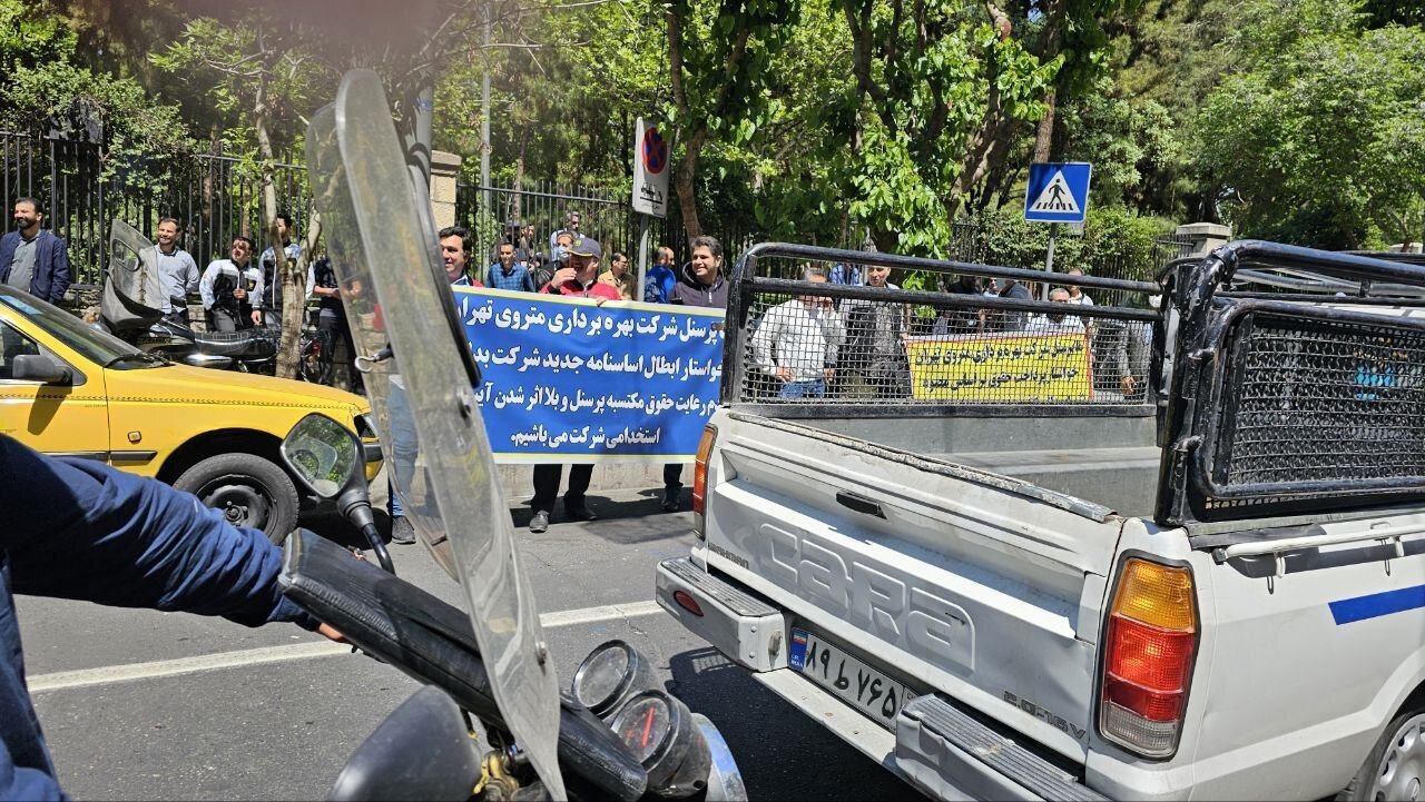 تجمع کارکنان مترو در اعتراض مدیریت زاکانی در شهرداری تهران