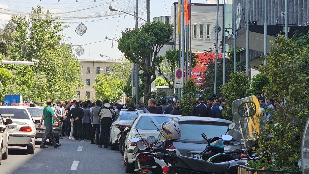 تجمع کارکنان مترو در اعتراض مدیریت زاکانی در شهرداری تهران