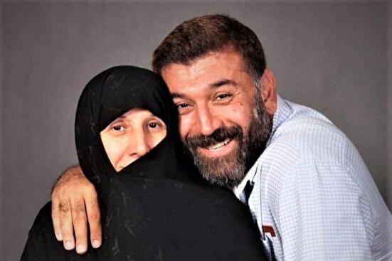 مادر علی انصاریان: زندگی نمی‌کنم، هر شب با عکسهای پسرم حرف می‌زنم