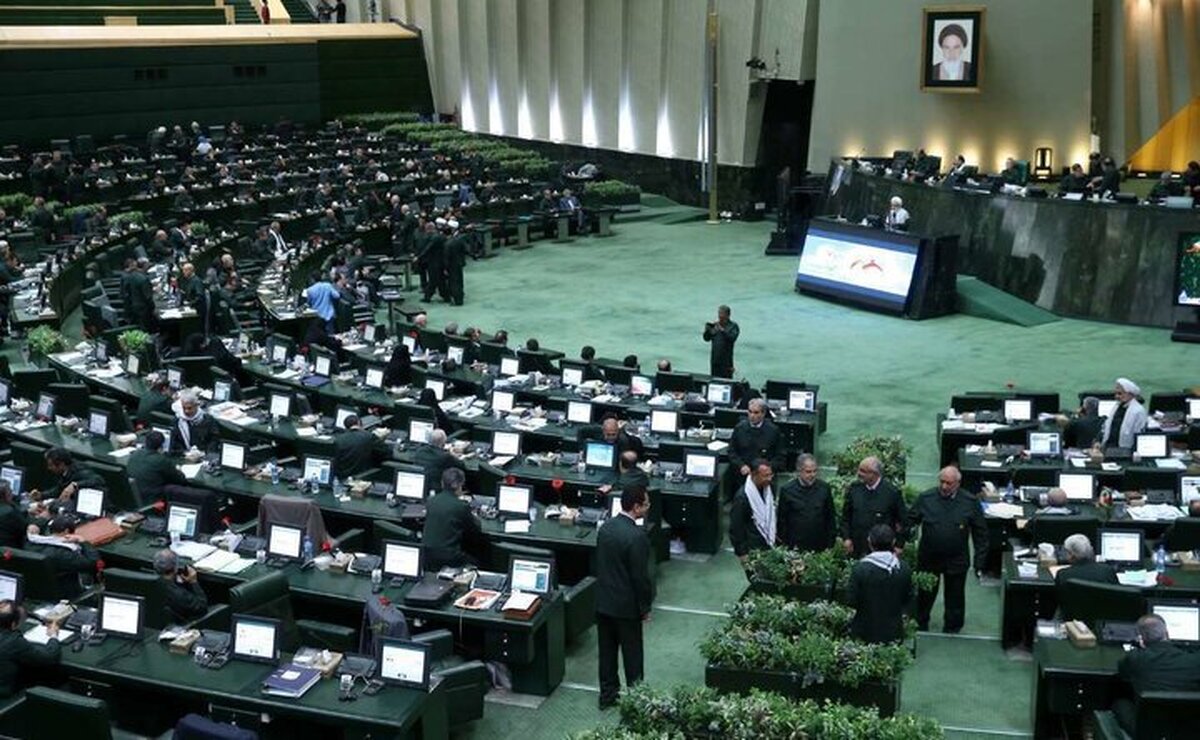بیانیه مجلس در حمایت از سپاه؛  سردادن شعار مرگ بر انگلیس در بهارستان