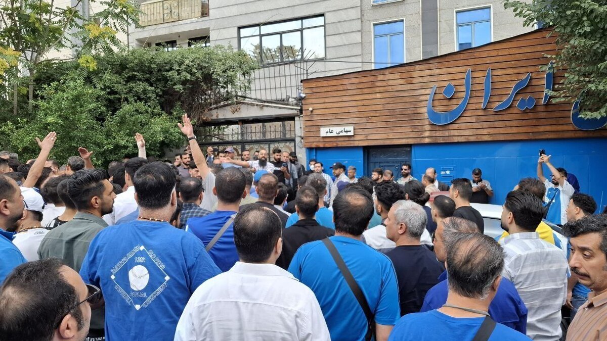 تجمع اعتراضی تعدادی از هواداران مقابل باشگاه استقلال
