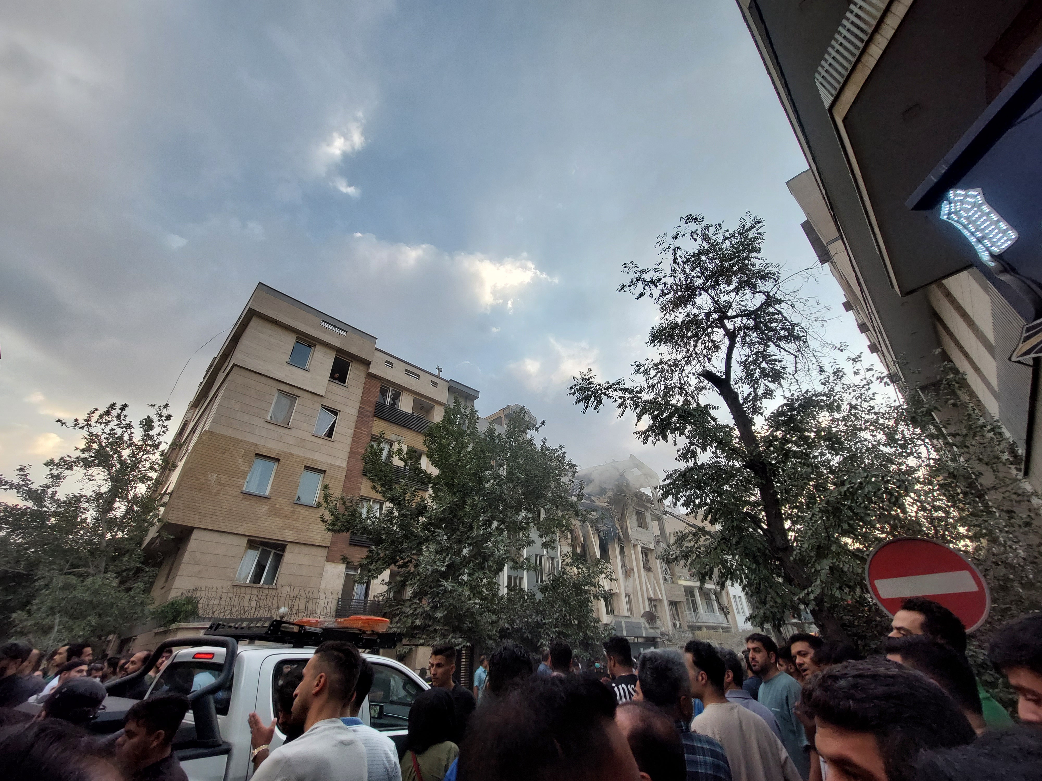 حمله تروریستی اسرائیل به ایران | مناطق مسکونی ویران شدند | رهبری: رژیم منتظر پاسخی سخت باشد!