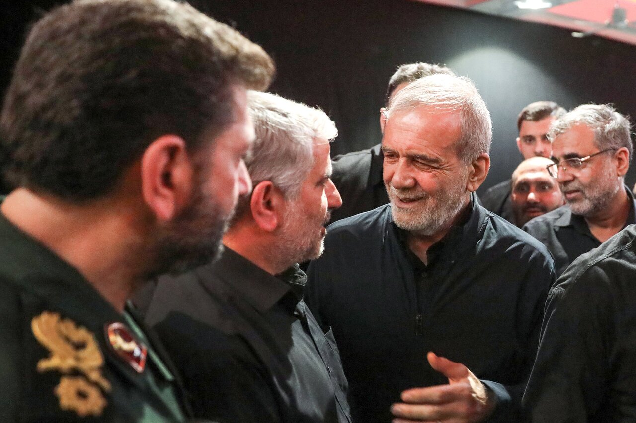 تصاویری از حضور پزشکیان در مراسم گرامیداشت شهید محمد باقری