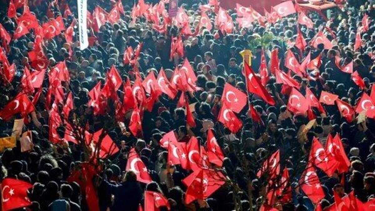 ۱۰۰ روز حبس اکرم امام‌اوغلو؛ تظاهرات هزاران تن در استانبول