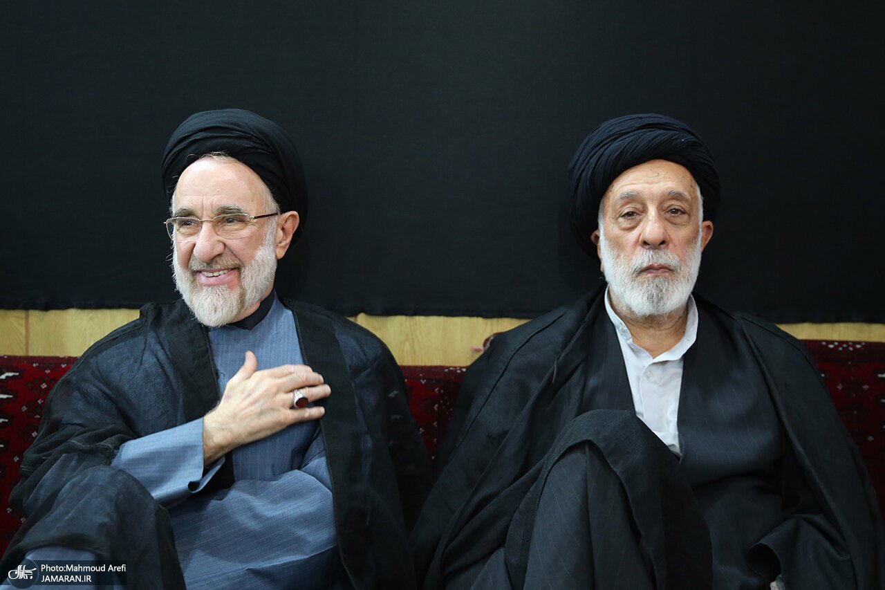 تصاویری از مراسم عزاداری شب تاسوعای حسینی؛ همنشینی هادی خامنه‌ای و خاتمی