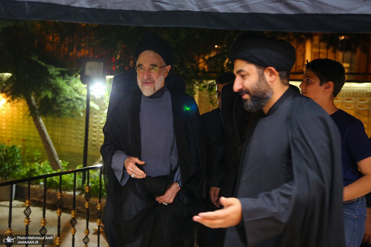 تصاویری از مراسم عزاداری شب تاسوعای حسینی؛ همنشینی هادی خامنه‌ای و خاتمی