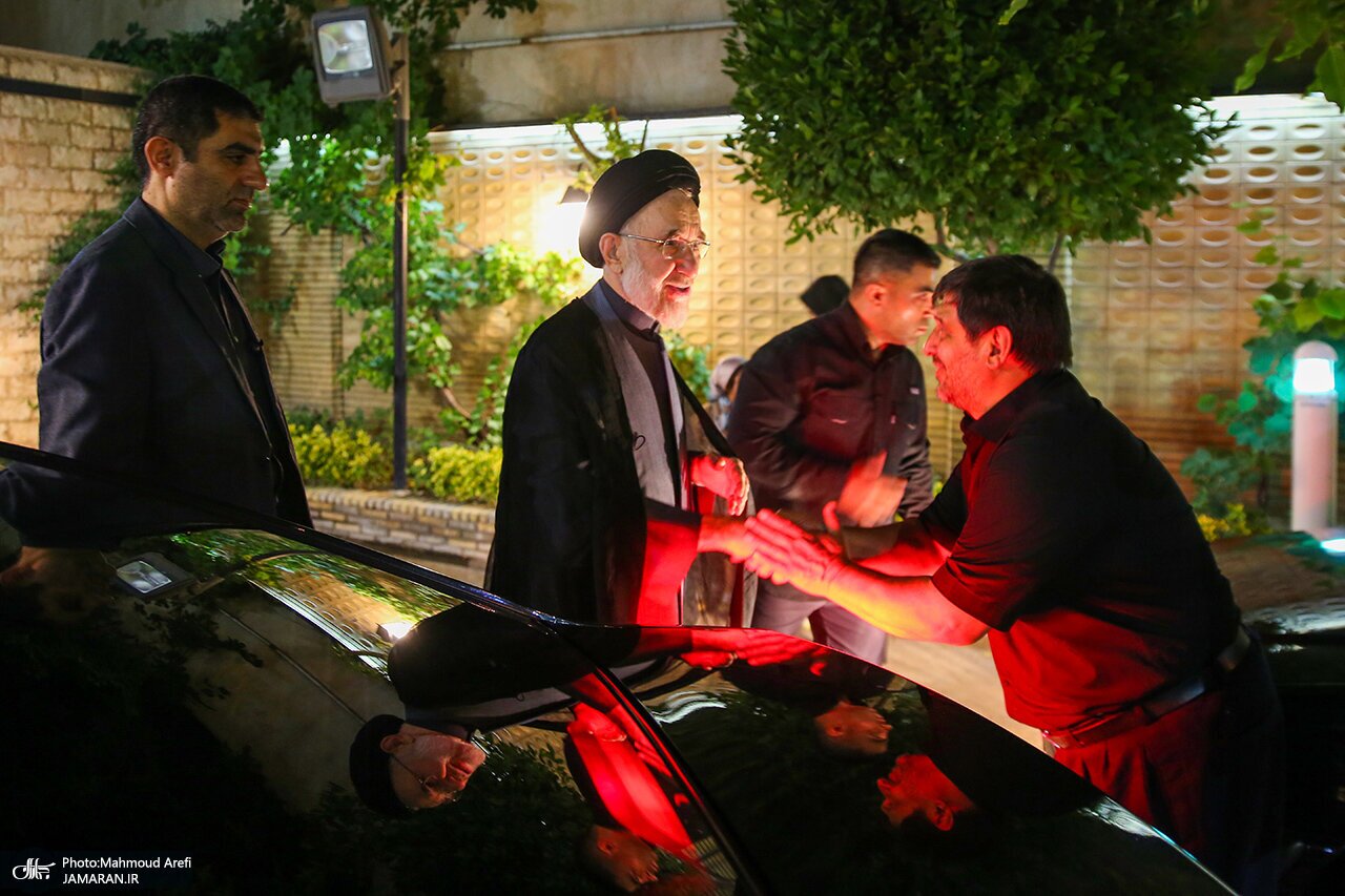 تصاویری از مراسم عزاداری شب تاسوعای حسینی؛ همنشینی هادی خامنه‌ای و خاتمی