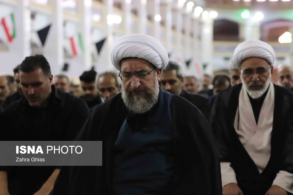 تصاویری از حضور پزشکیان در نماز ظهر عاشورا