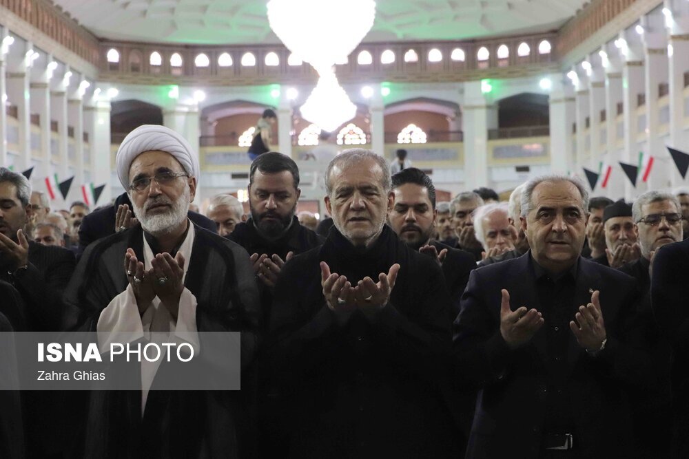 تصاویری از حضور پزشکیان در نماز ظهر عاشورا