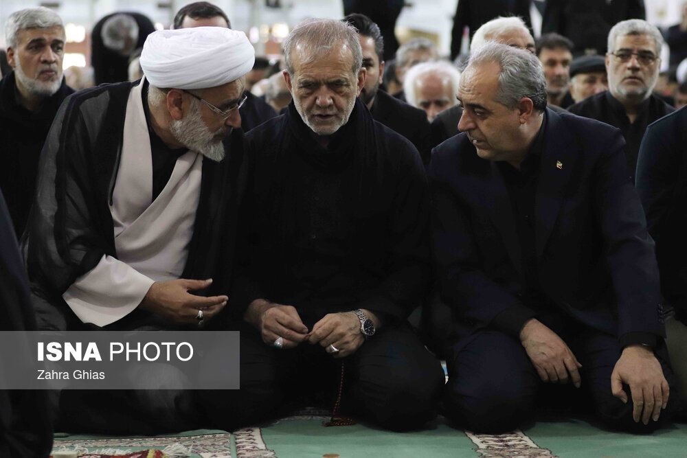 تصاویری از حضور پزشکیان در نماز ظهر عاشورا