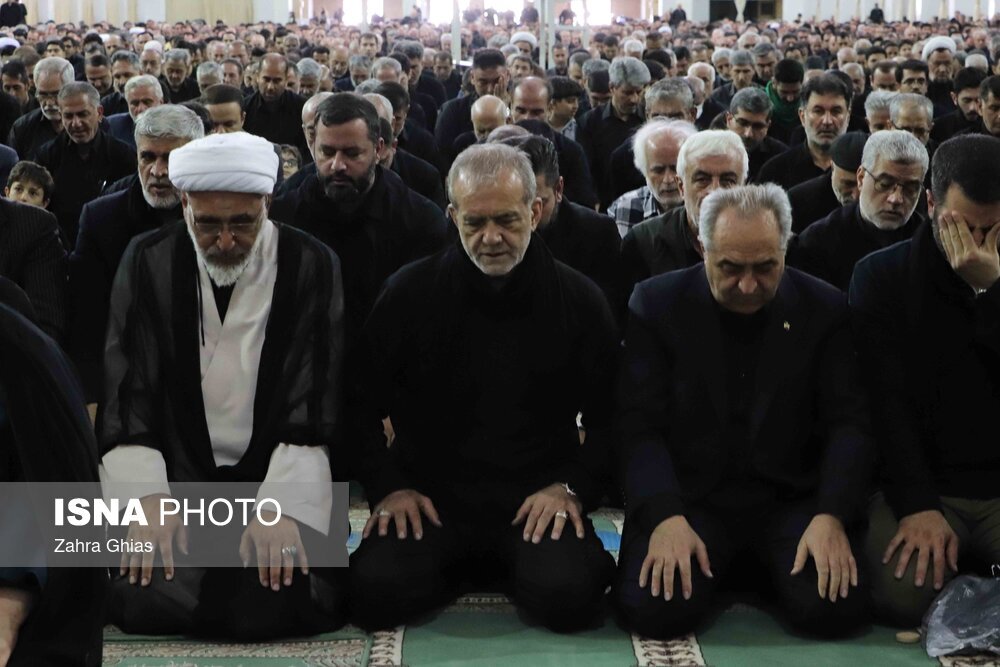 تصاویری از حضور پزشکیان در نماز ظهر عاشورا