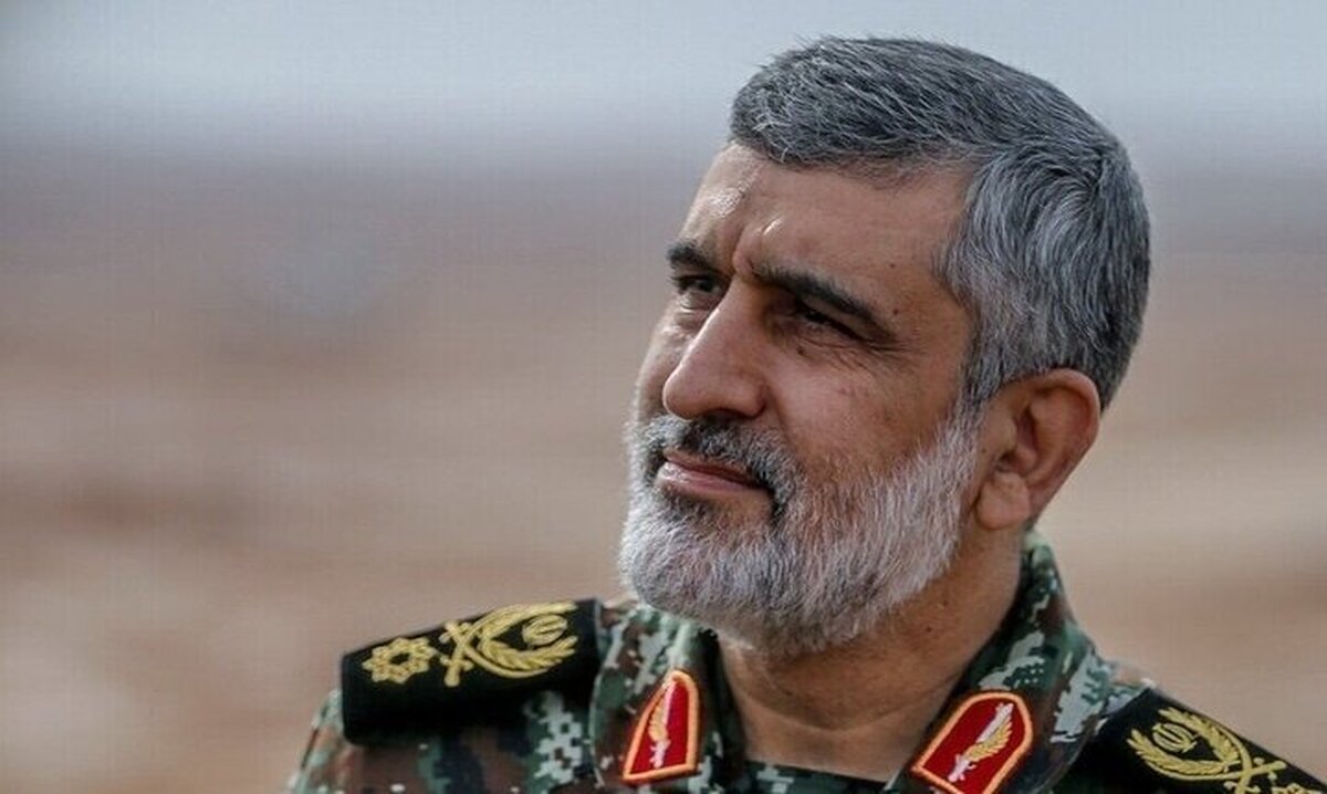 عکس؛ هدیه خانواده شهید سردار حاجی‌زاده به سردار موسوی