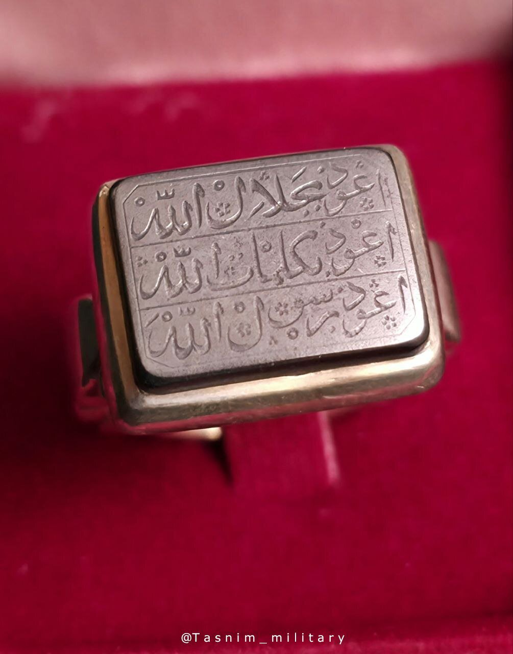 عکس؛ هدیه خانواده شهید سردار حاجی‌زاده به سردار موسوی