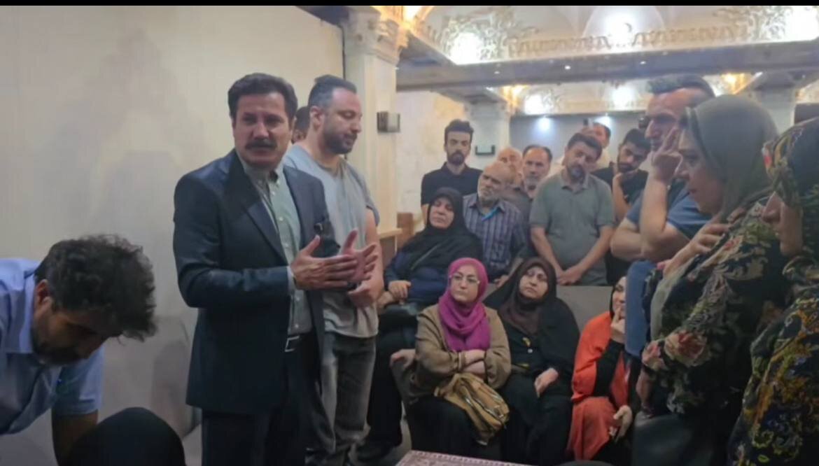 حضور معاون پزشکیان در جمع آسیب‌دیدگان جنگ ۱۲ روزه | حسین‌زاده: از طرف کل دولت از شما عذر می‌خواهم