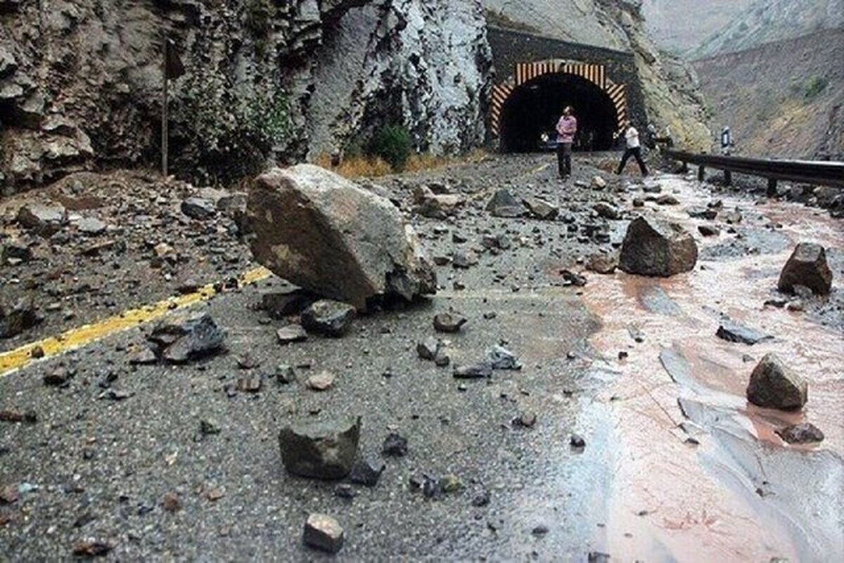 انسداد موقت جاده چالوس به دلیل ریزش سنگ