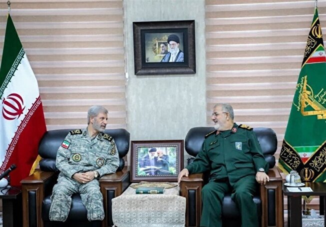 فرمانده سپاه در دیدار فرمانده ارتش: گریبان مهاجمین و متجاوز را رها نخواهیم کرد