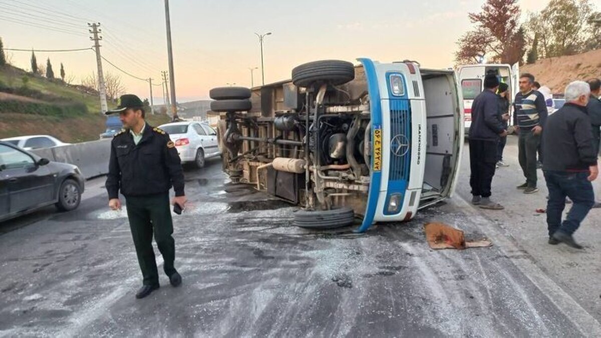 واژگونی مینی‌بوس در پارس‌آباد مرگبار شد؛ اعلام آمار مصدومان