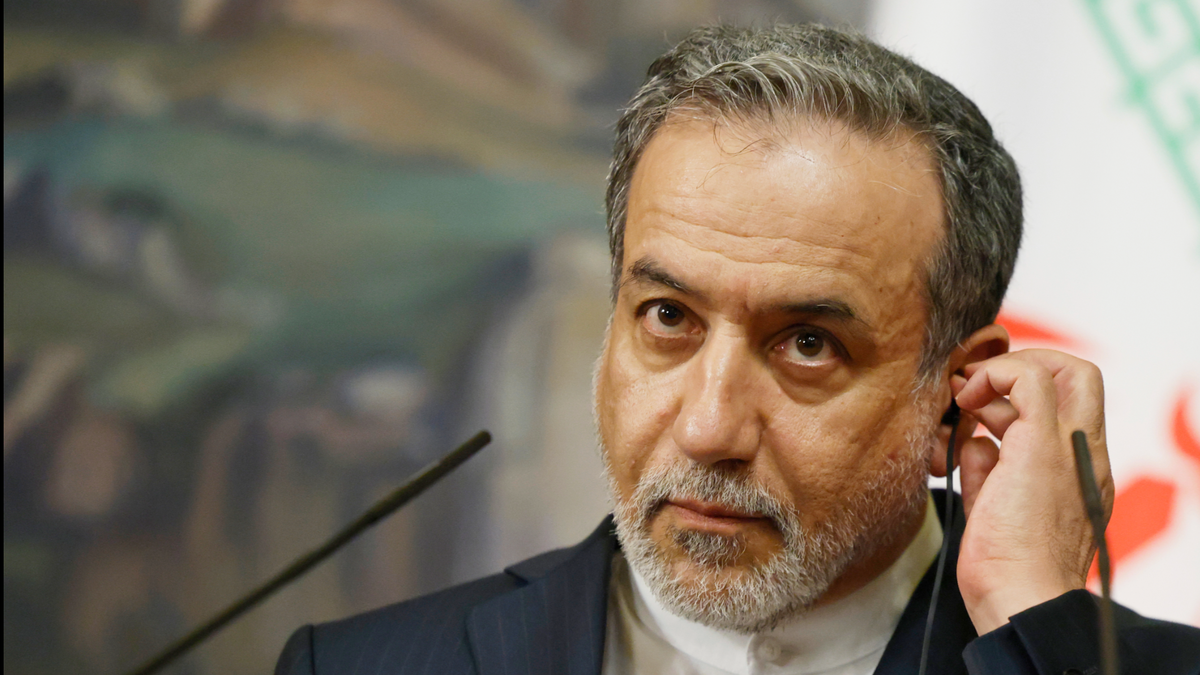 عراقچی: آینده روابط ایران-ارمنستان بسیار روشن است | مرزهای مشترک ما یک واقعیت جغرافیایی نیست، بلکه پلی برای همکاری در حوزه انرژی، حمل‌ونقل، روابط انسانی و امنیت منطقه‌ای است