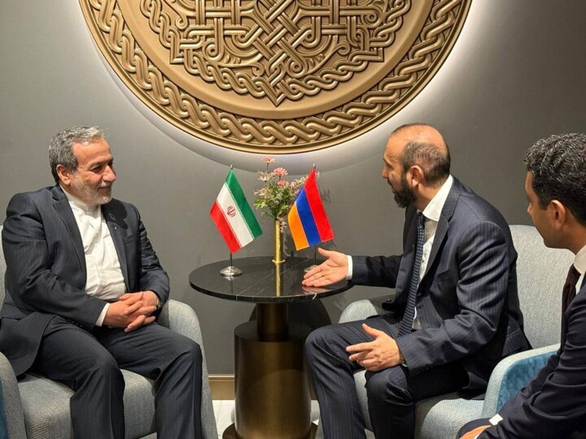 دیدار عراقچی با همتای ارمنستانی در حاشیه سفر رئیس‌جمهور