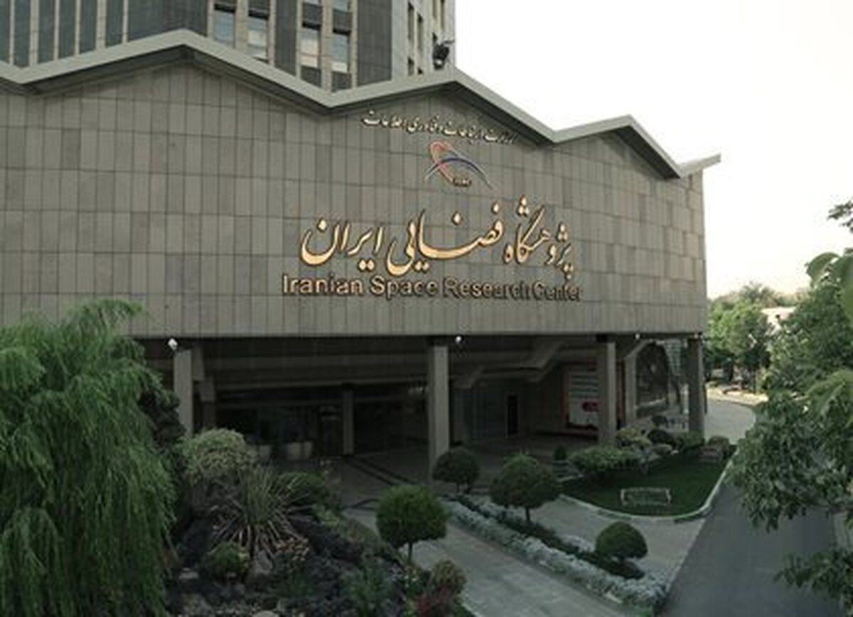 هم‌افزایی فناوری فضایی و توسعه شهری؛ بازدید رئیس مرکز تحقیقات راه، مسکن و شهرسازی و هیأت همراه از پژوهشگاه فضایی ایران