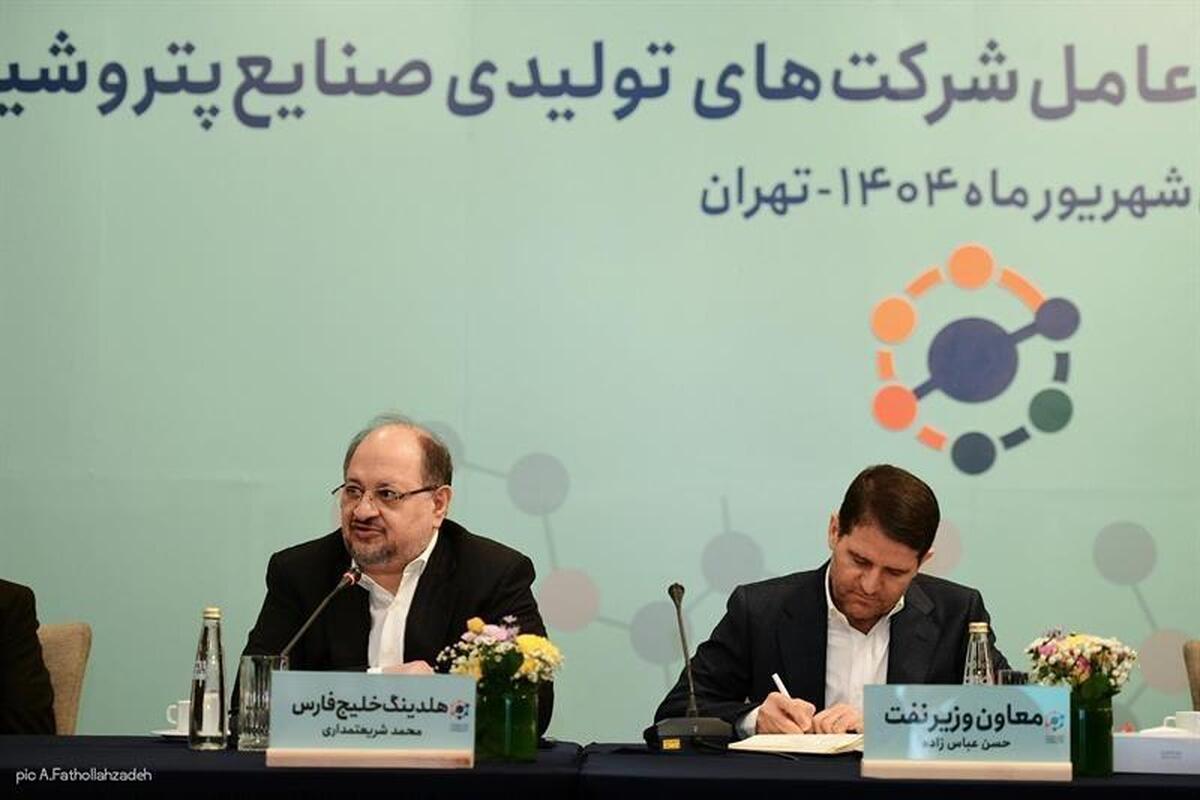 محمد شریعتمداری در نشست مدیران عامل شرکت‌های تولیدی صنایع پتروشیمی:
خصوصی‌سازی واقعی تنها راه توسعه صنعت پتروشیمی است / خصوصی‌سازی بدون تدبیر لازم، زنجیره یکپارچه صنعت پتروشیمی را متلاشی کرد/ تأمین پایدار خوراک، منابع مالی و دیجیتال‌سازی، سه محور اصلی پیشتازی پتروشیمی در آینده/ دولت به چالش قطعی مکرر گاز پتروشیمی‌ها در ز