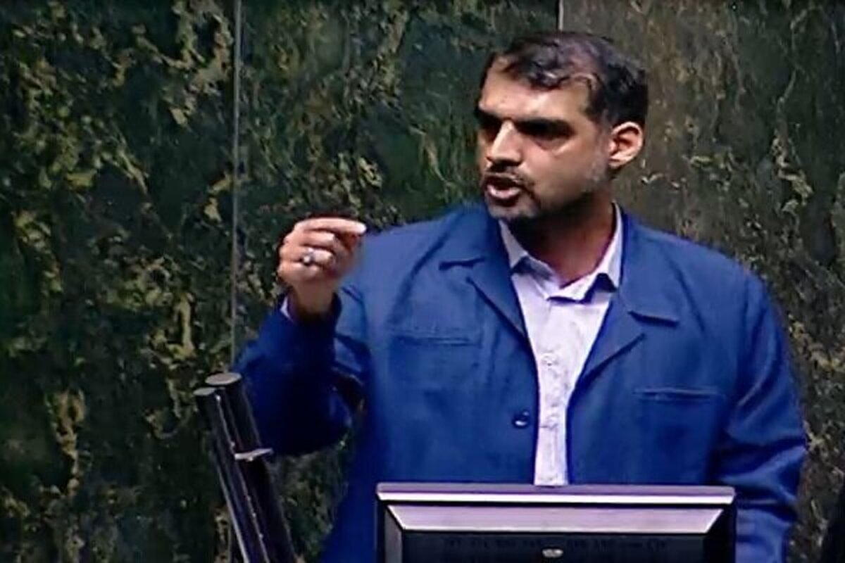درخواست نماینده قم از رئیس‌جمهور درباره سفر کیش وزیر راه: یک بار دیگر اثبات کنید که هیچ خط قرمزی جز رعایت صداقت، سلامت و حریت خودتان ندارید