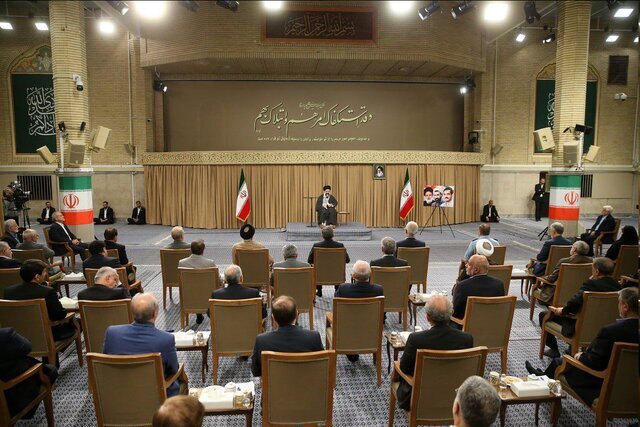 مقام معظم رهبری: باید  بر حالت «نه جنگ نه صلح» که دشمن درصدد تحمیل آن است، غلبه کرد | سفر رئیس‌جمهور به چین، زمینه‌ای بالقوه برای حوادث بزرگ کشور است
