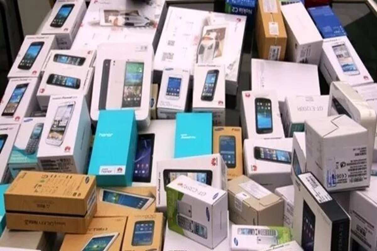 ۱۳ وارد کننده موبایل انجام دادند؛ واردات گوشی‌های لوکس به‌ جای گوشی ارزان‌ قیمت