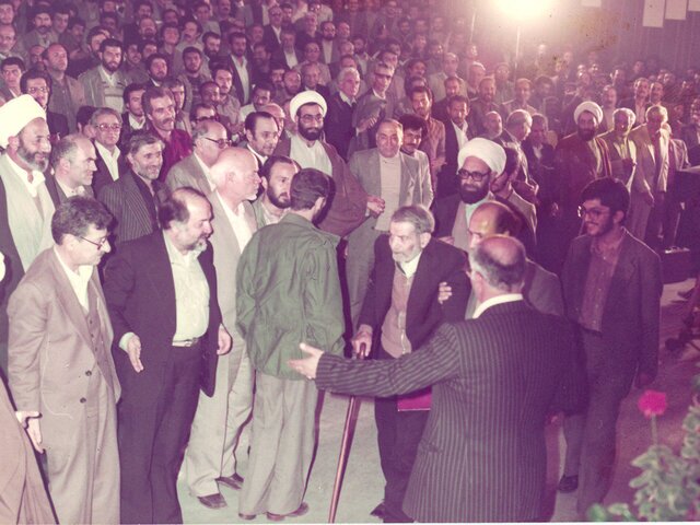 انتشار تصاویر منتشر نشده از حضور استاد شهریار در دانشگاه تبریز
