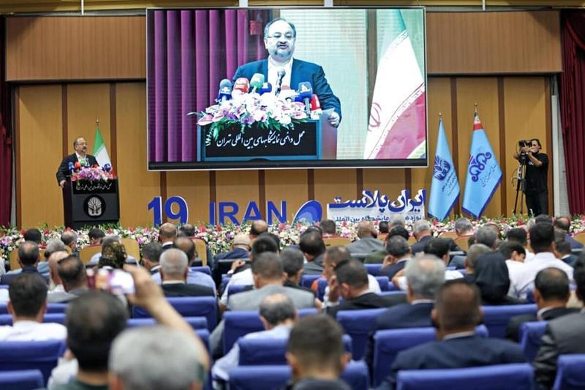 محمد شریعتمداری در آیین افتتاحیه نوزدهمین نمایشگاه بین‌المللی ایران پلاست:
رسالت هلدینگ خلیج‌فارس، خلق آینده صنعت پتروشیمی ایران است / قاچاق مواد پلیمری چالش جدی صنعت پتروشیمی کشور/ باید به سمت طراحی نسل آینده مواد پلیمری دوستدار محیط‌زیست برویم