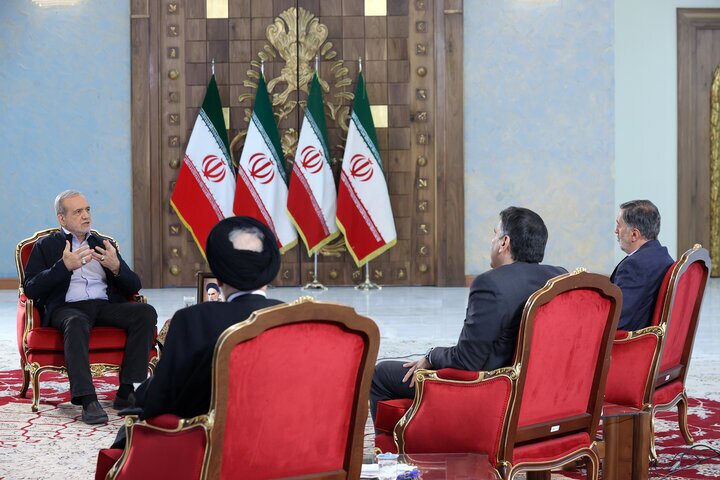 پزشکیان: مشکل ما سیستم است؛ باید آن را اصلاح کنیم |  دزدها به خاطر جناح‌بندی‌ها متولد می‌شوند | مردم را نباید شهروند دست چندم حساب کرد |قبل از رفع مشکل با غرب و اسنپ‌بک باید درگیری‌های داخلی را حل کرد | نباید کاری کرد که ممکلت بیشتر از این آسیب ببیند