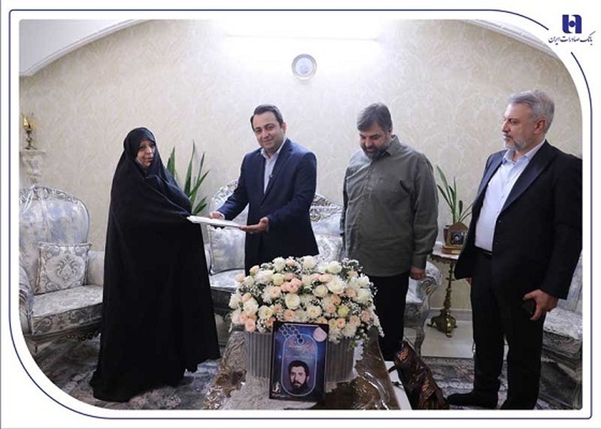محسن سیفی در دیدار با خانواده شهید معصومی:
بانک صادرات ایران با تقدیم ۹۶ شهید نماد ایستادگی در کنار مردم است / آغاز افتخارآمیز تدوین تاریخ شفاهی شهدای بانک صادرات ایران