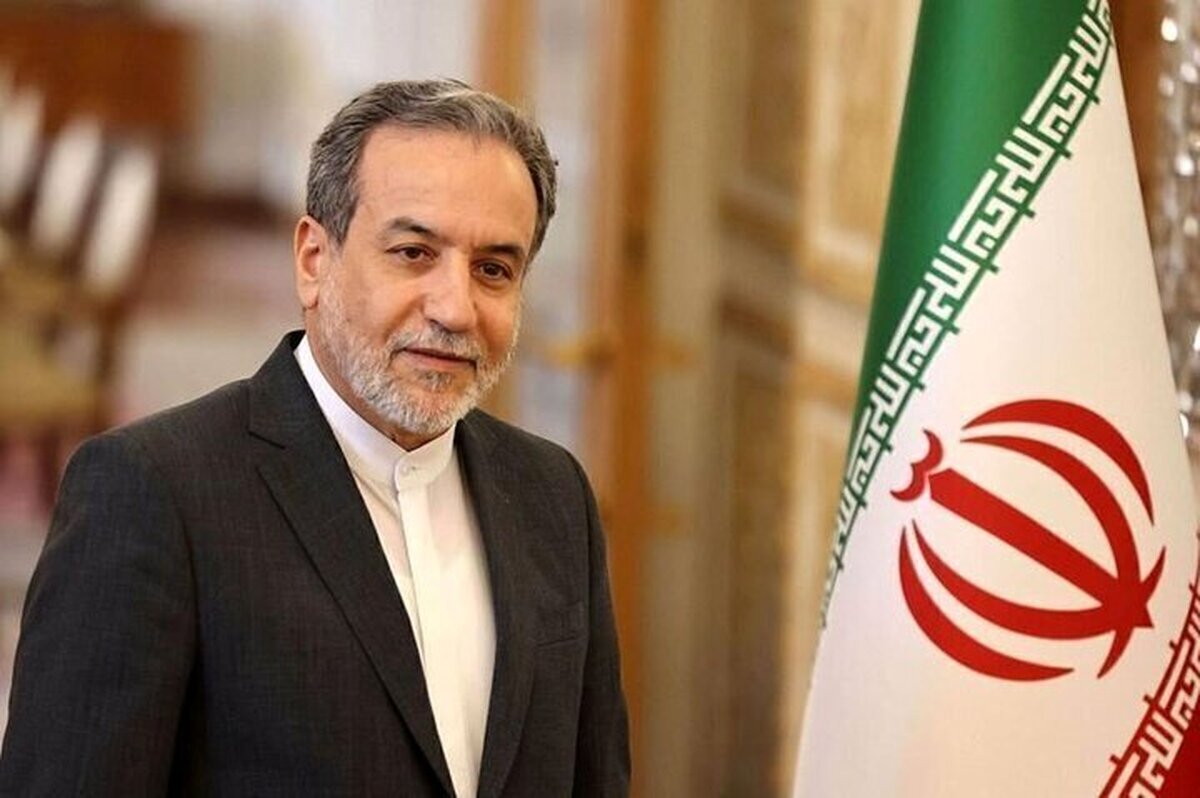 طعنه روزنامه اصولگرا به عراقچی : شکرخدا وزیر خارجه در مراسم ورزشی حاضر می‌شود و کری می‌خواند!