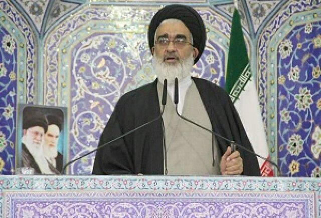 امام جمعه قم: رعایت حجاب انتخاب فردی نیست