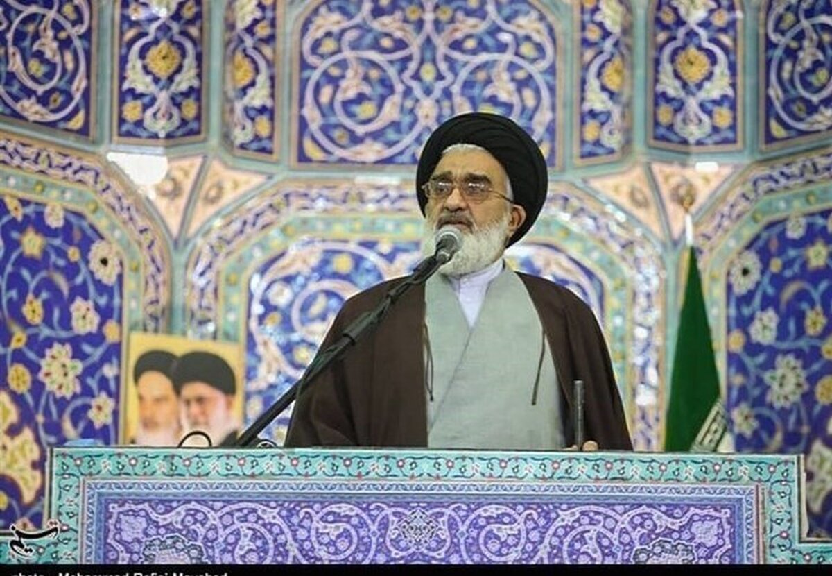 امام جمعه قم: رهبری قاطعانه مقابل عده‌ای که پیشنهاد ملاقات رئیس‌جمهور با قاتلان ملت را مطرح کردند، ایستاد