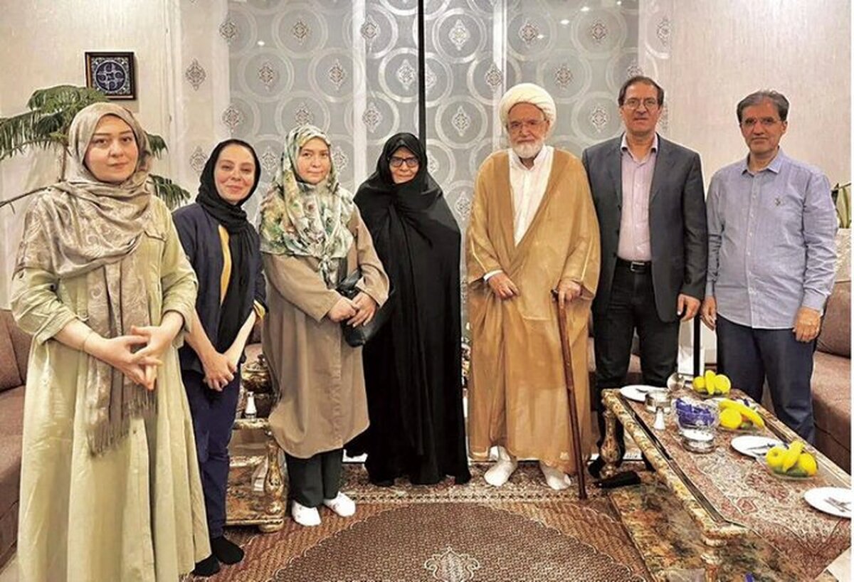 واکش روزنامه اصولگرا به اظهارات کروبی در دیدار با فرزندان میرحسین موسوی: هنوز جوهر مهر رفع حصر وی خشک نشده که به طبل اختلاف میکوبد | اگر میرحسین لجاجت نمیکرد، در سال ۱۳۹۲ رئیسجمهور میشد