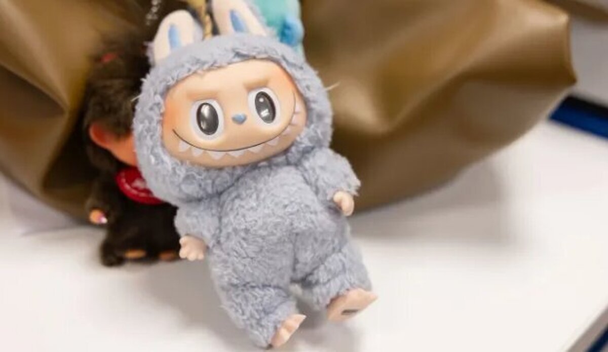 عروسک‌های لبوبو، می‌خواهد جایگاه حسین فهمیده‌ها را بدزدد | اصلاً معلوم نیست از کی شروع شد ماجرای این عروسک بدقواره!