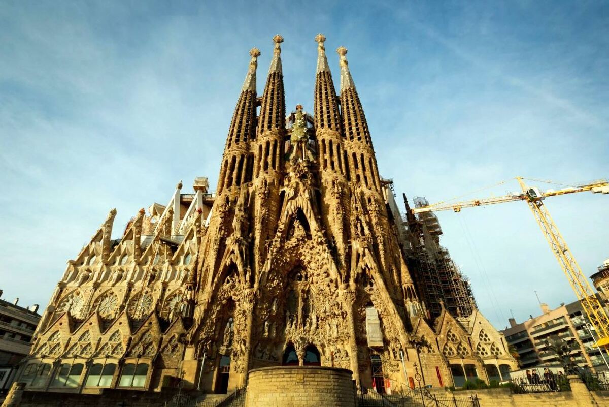 ماجرای ساخت بلندترین کلیسای جهان در بارسلونا چیست؟