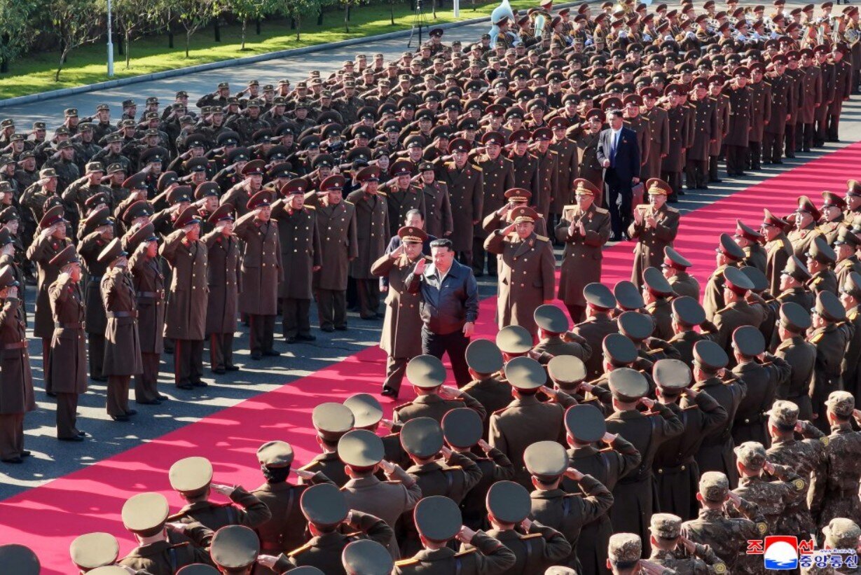 رهبر کره شمالی به آغوش سربازان فدایی‌اش رفت +تصاویر