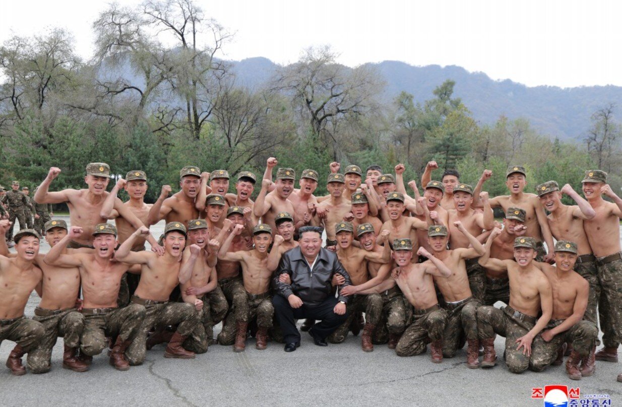 رهبر کره شمالی به آغوش سربازان فدایی‌اش رفت +تصاویر