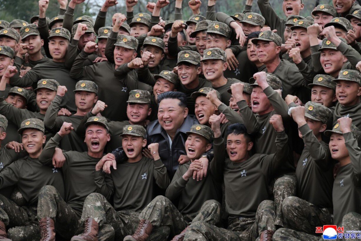 رهبر کره شمالی به آغوش سربازان فدایی‌اش رفت +تصاویر