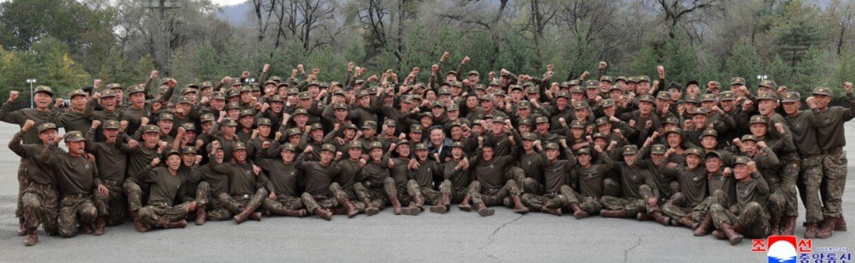 رهبر کره شمالی به آغوش سربازان فدایی‌اش رفت +تصاویر