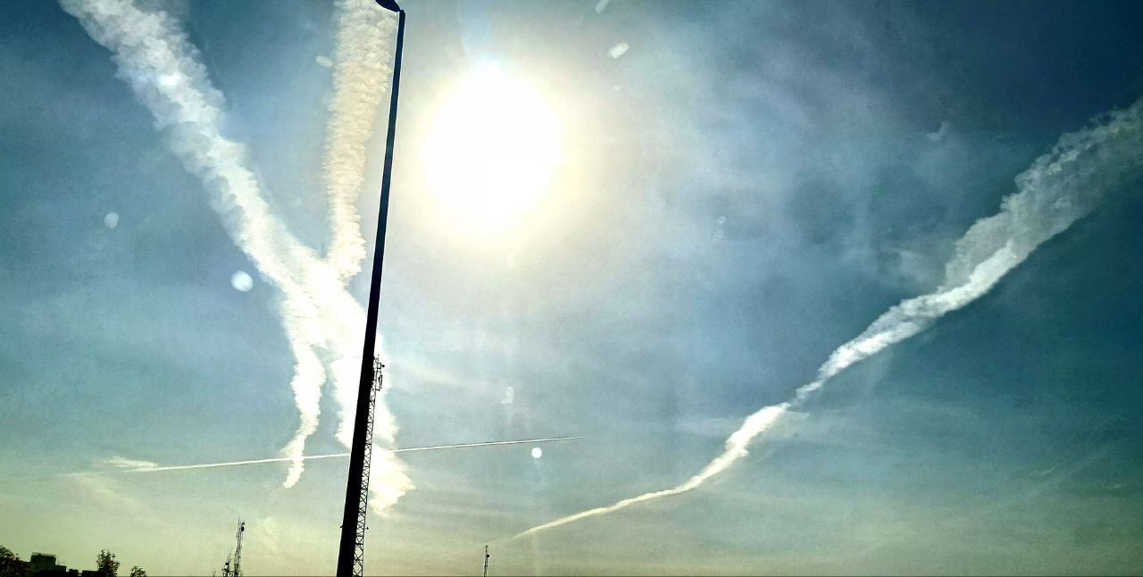 ابر، پَسدَمهء هواپیما یا موشک ابر، پَسدَمهء هواپیما یا موشک