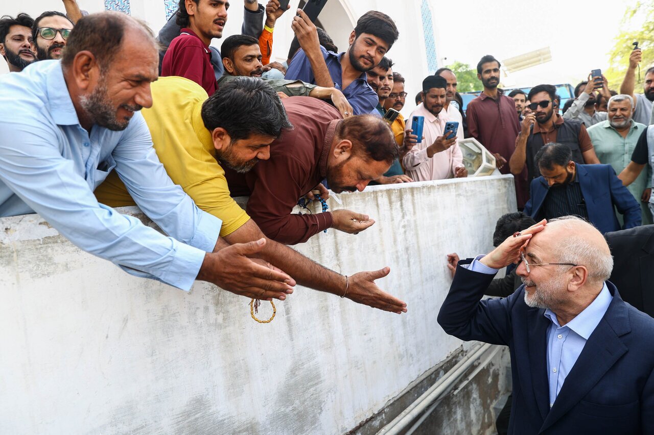 تصاویری از بوسه قالیباف بر دست نمازگزار پاکستانی در نمازجمعه کراچی تصاویری از بوسه قالیباف بر دست نمازگزار پاکستانی در نمازجمعه کراچی