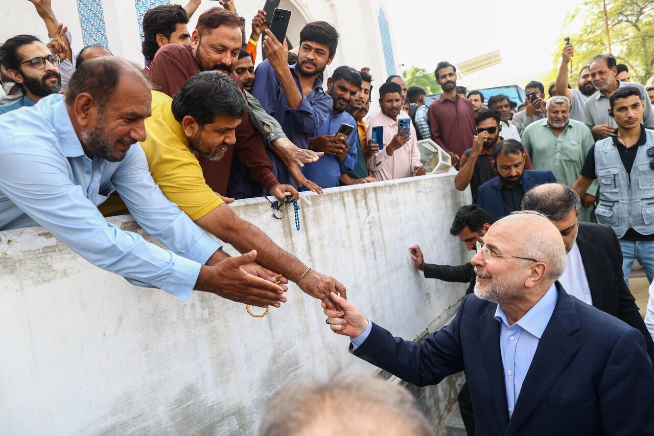 تصاویری از بوسه قالیباف بر دست نمازگزار پاکستانی در نمازجمعه کراچی تصاویری از بوسه قالیباف بر دست نمازگزار پاکستانی در نمازجمعه کراچی