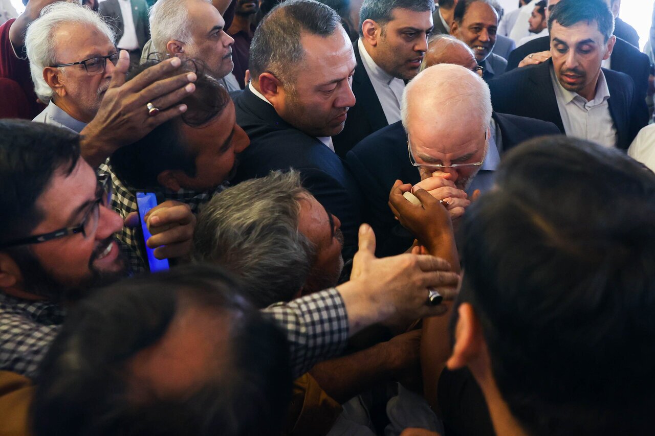 تصاویری از بوسه قالیباف بر دست نمازگزار پاکستانی در نمازجمعه کراچی تصاویری از بوسه قالیباف بر دست نمازگزار پاکستانی در نمازجمعه کراچی